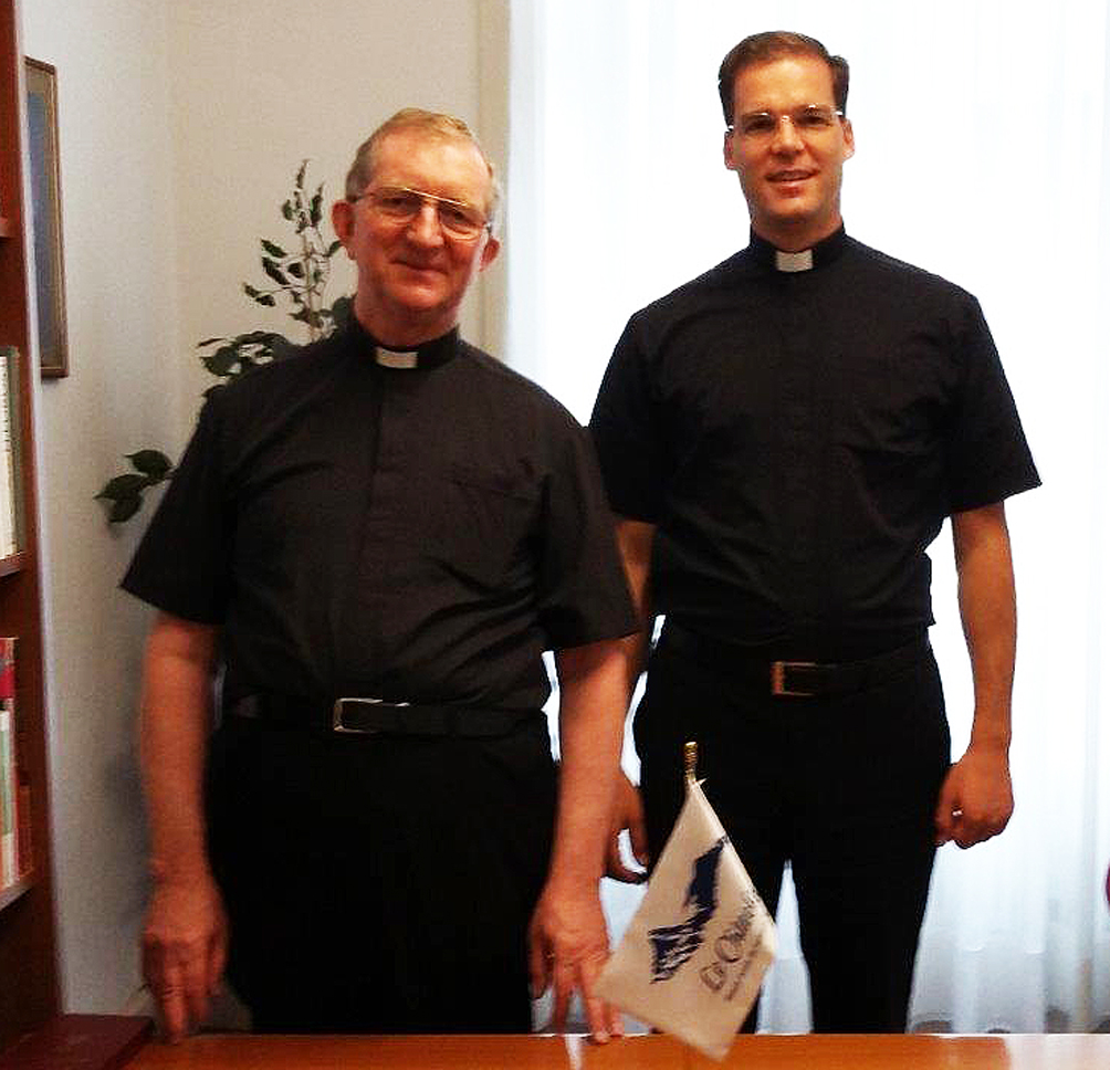 Pater Fergus mit seinem Nachfolger in der Apostolischen Schule, Pater Valentin Gögele